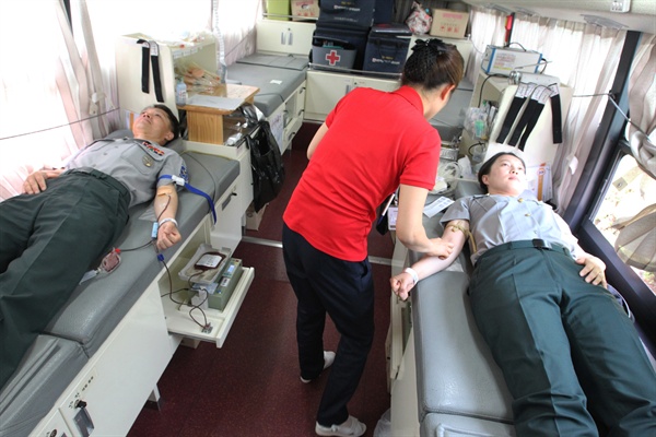  1일 경상대학교 학군단 송해남 단장과 학군단 관계자가 헌혈을 하고 있다.
