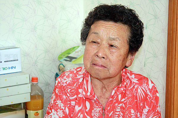 원폭 당시 히로시마 에바에 살았던 원폭피해자 김수덕(80세) 할머니 모습. 