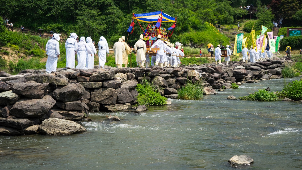 진천 농다리축제 [상여다리건너기] 중간에 약간 기우뚱 하는 모습은 보였지만, 그래도 아무 탈 없이 모두 농다리를 건너갑니다.