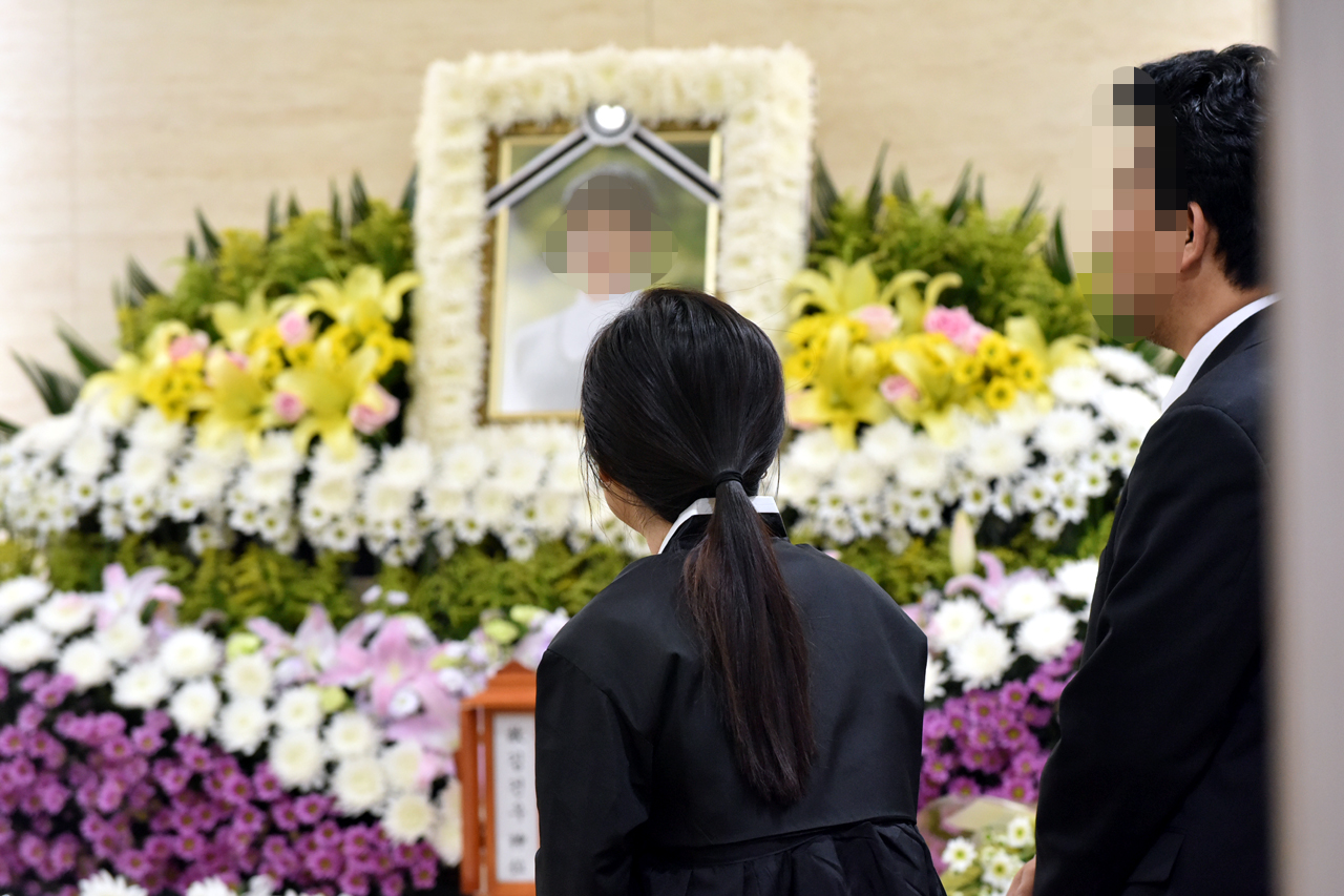  2일 오전 서울 광진구 건국대학교병원 장례식장에 구의역 스크린도어 사고 희생자 김모 (19)씨의 분향소가 차려진 가운데 유가족들이 빈소를 지키고 있다.