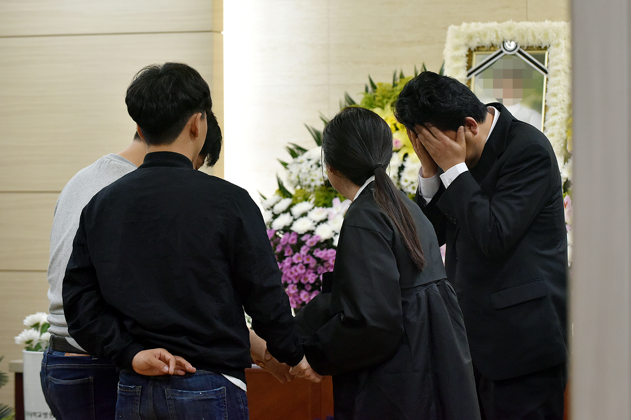  2일 오전 서울 광진구 건국대학교병원 장례식장에 구의역 스크린도어 사고 희생자 김모 (19)씨의 분향소가 차려진 가운데 김씨의 친구들이 찾아와 유가족들을 위로하고 있다. 