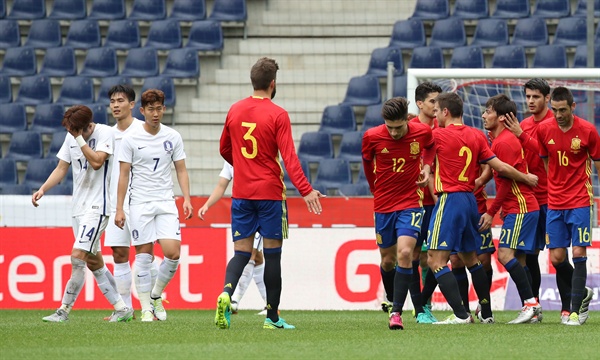  2일 오전(한국시간) 오스트리아 잘츠부르크 레드불 아레나에서 열린 축구 국가대표팀 한국 대 스페인의 친선경기. 한국이 스페인 다비드 실바에게 프리킥 선제골을 허용한 뒤 아쉬워하고 있다.