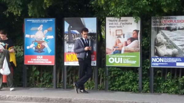 스위스 버스 정류장 앞에 붙어 있는 국민투표 포스터. 스위스는 5일 기본 소득 외에도 연방정부 안 5건을 대상으로 국민투표를 했다. 
