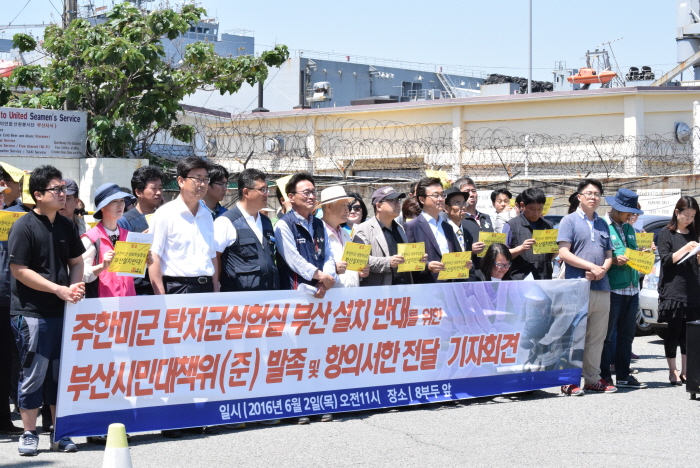 미군측은 대책위 대표들은 커녕 경찰과도 대화를 하지 않겠다고 사전에 으름장을 놓았다.