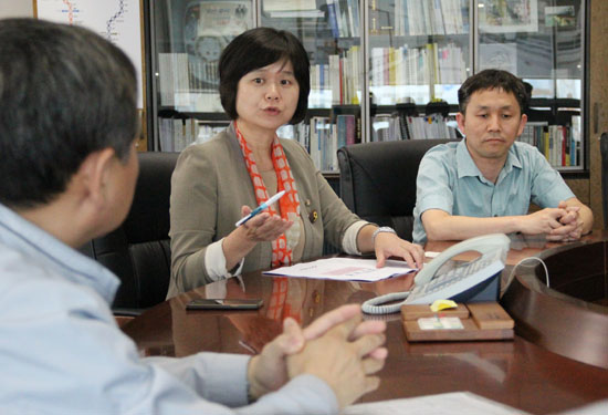 이정미(가운데) 국회의원이 이정호(왼쪽) 인천교통공사 사장과 지난 5월 21일 발생한 추돌사고와 관련한 이야기를 나누고 있다. 오른쪽은 김대영 공사노조 위원장.
