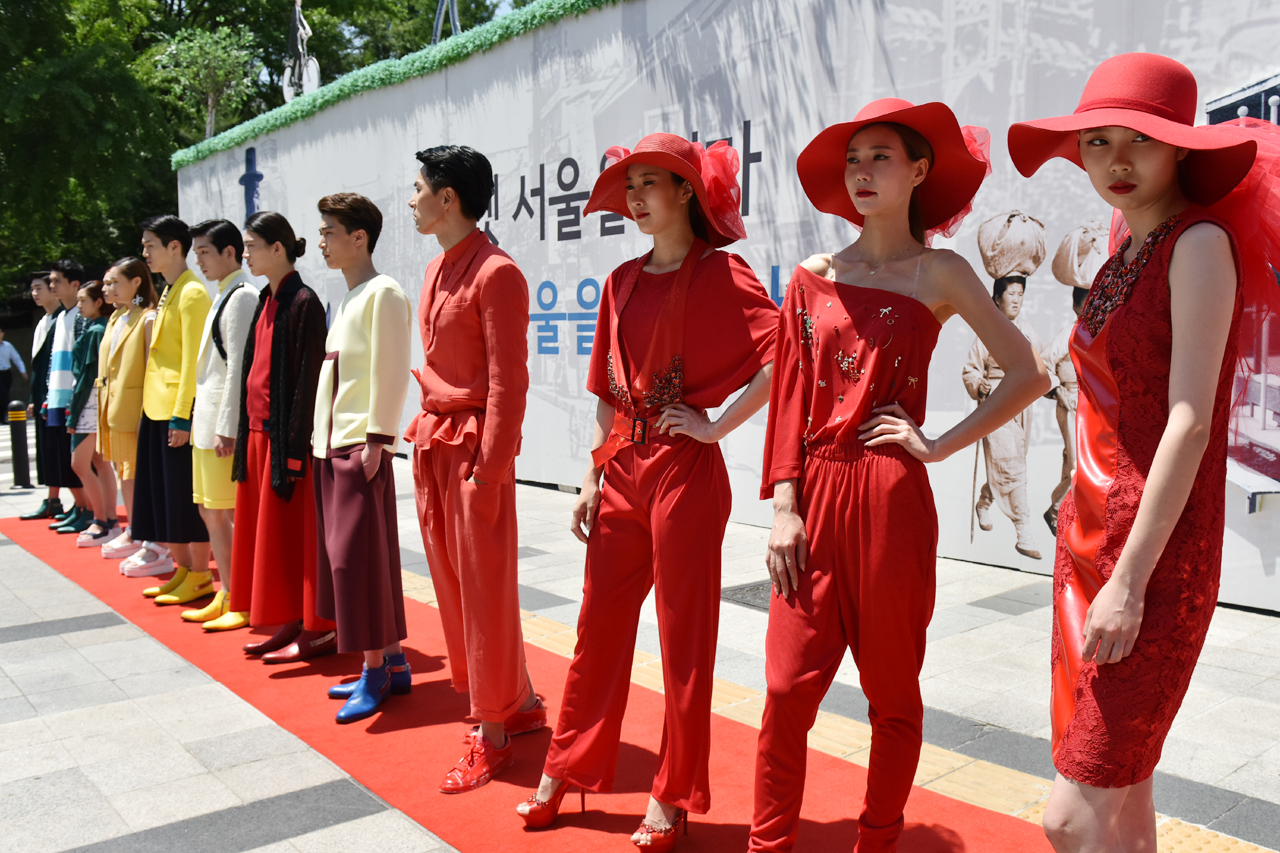  2일 오후 서울 세종대로의 서울시청과 서울시 의회를 연결하는 횡단보도에서 3색 신호등'을 모티브로 '걷는 도시, 서울'을 알리고 교통안전을 강조하는 신진 패션 디자이너들의 패션쇼가 펼쳐졌다. 
