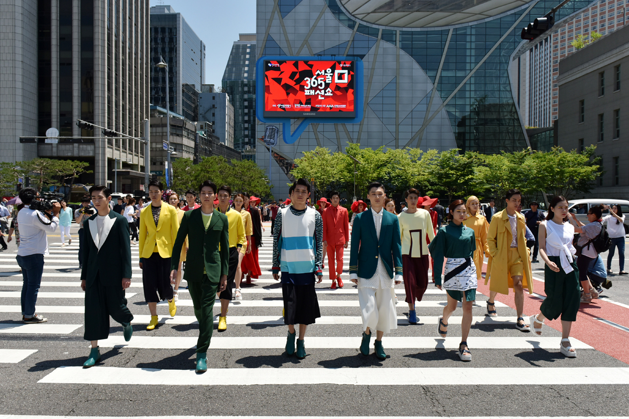  2일 오후 서울 세종대로의 서울시청과 서울시 의회를 연결하는 횡단보도에서 3색 신호등'을 모티브로 '걷는 도시, 서울'을 알리고 교통안전을 강조하는 신진 패션 디자이너들의 패션쇼가 펼쳐졌다. 

