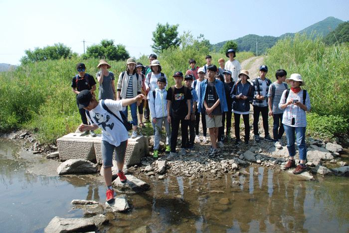 홍천 생동중학교 학생들이 충남 공주시 소학동 새들목 돌다리를 건너고 있다.