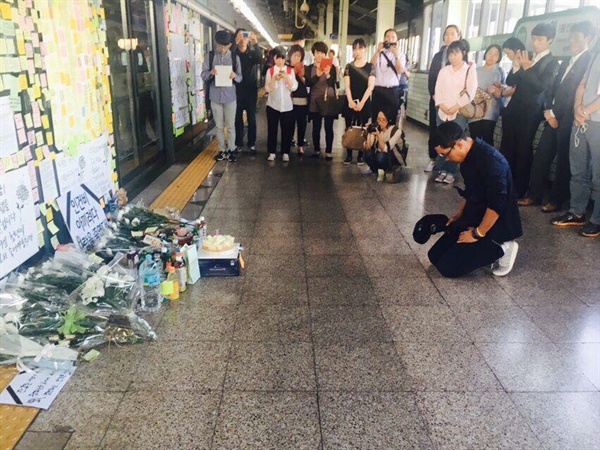 방송인 김제동씨가 2일 오후 구의역 9-4 승강장을 찾아 스크린도어 수리공 김아무개씨 추모공간 앞에 무릎을 꿇고 추모를 하고 있는 모습. 