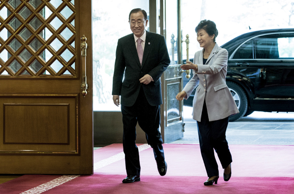 지난해 3월 방한한 반기문 유엔 사무총장이 박근혜 대통령을 예방한 모습. 
