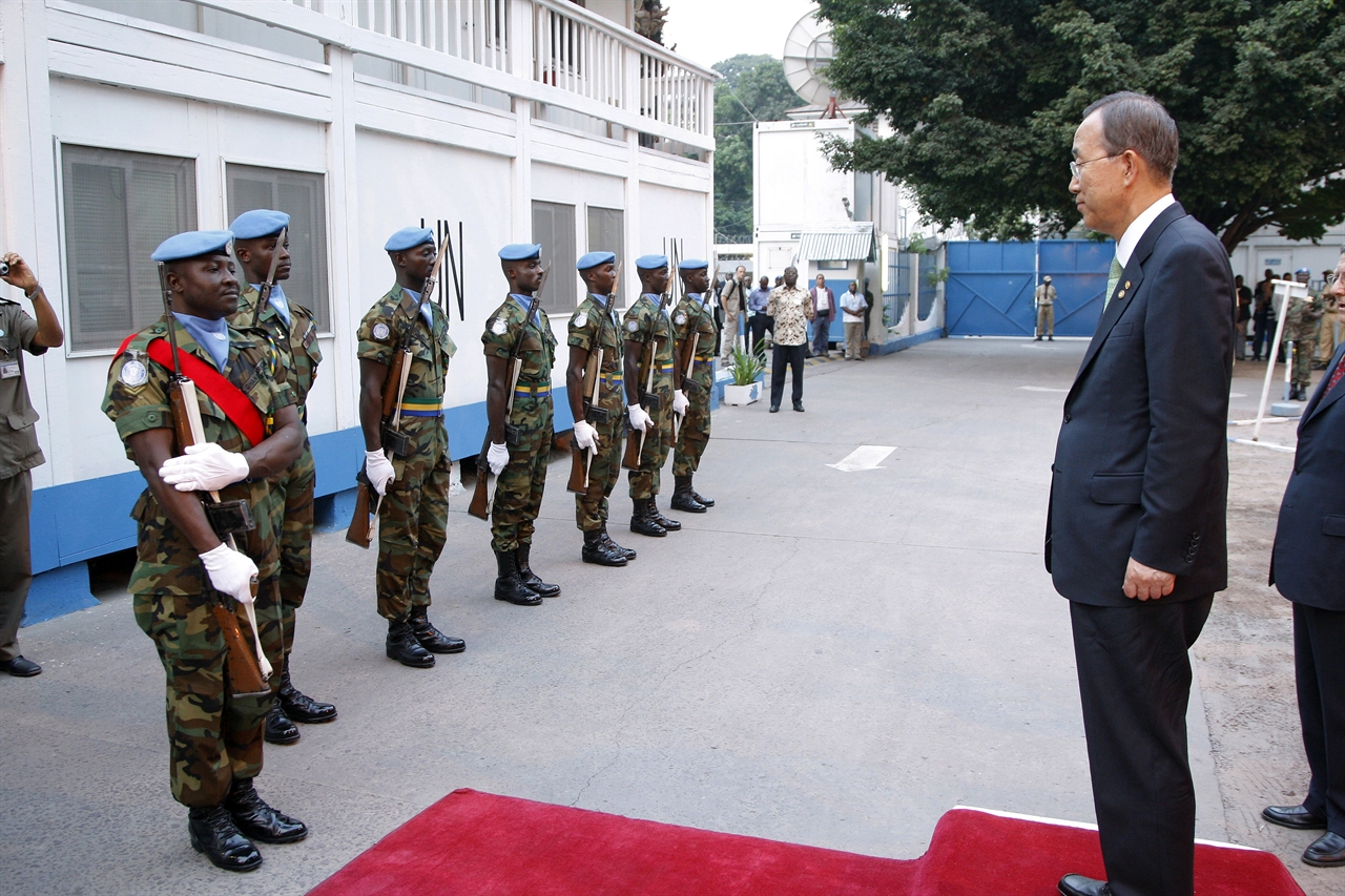 반기문 유엔 사무총장이 2010년 6월 콩고민주공화국에서 유엔 평화유지군을 사열하고 있다.  
