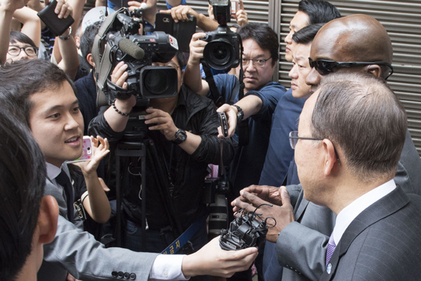 취재진이 지난 28일 한국을 방문한 반기문 유엔 사무총장(오른쪽 뒷모습)을 취재하고 있다.