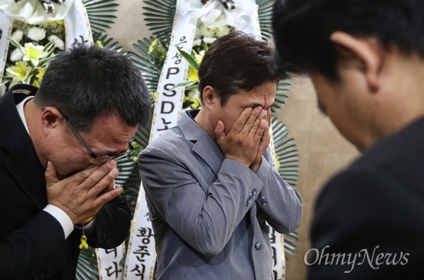  세월호참사로 자식을 잃은 유경근, 김광배씨가 2일 오후 지하철2호선 구의역 스크린도어 수리도중 사망한 19살 비정규직노동자 김모씨의 분향소가 마련된 건국대병원 장례식장을 찾아 고인의 부모와 이야기를 나누던 중 오열하고 있다. 김모씨는 세월호참사로 희생된 단원고 학생들과 97년생 동갑내기이다.