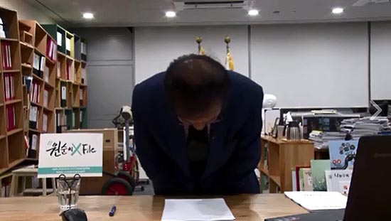 박원순 서울시장이 2일 오후 SNS 생방송 '원순씨 X파일'에서 구의역 사고 희생자와 유가족들에게 사죄하고 있다.