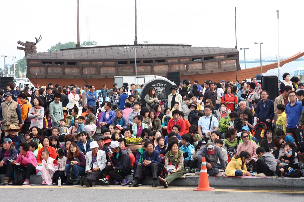 지난 5월초 제50회 '여수 거북선 축제'당시 전라좌수영거북선이 전시된 이순신광장에 모인 시민들의 모습
