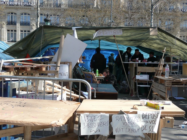 프랑스 광장에 모인 텐트촌