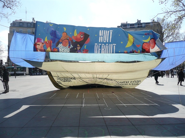 "Nuit Debout" 플레카드가 보인다 