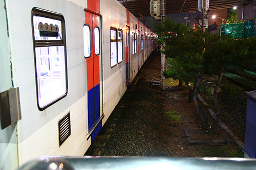 지난 1일 오후 9시 37분 70대 남성을 친 동인천역행 급행열차가 백운역에 정차하고 있는 모습. 