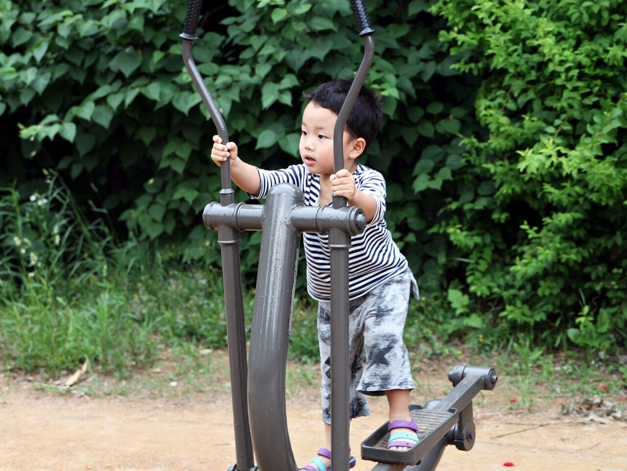 어른의 시선을 따라잡으려는 아이