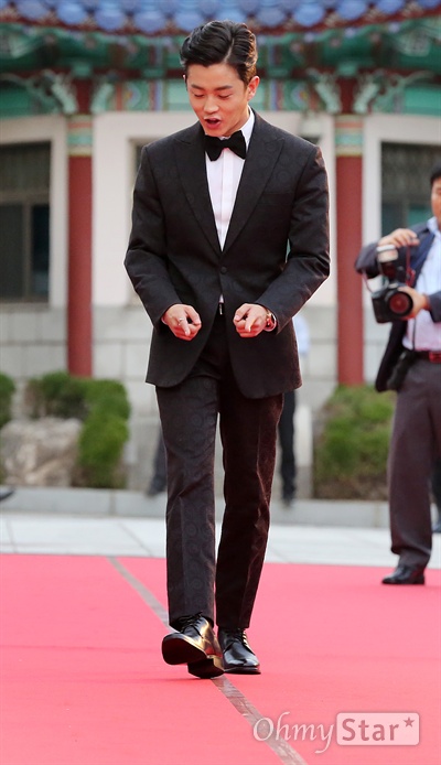 '백상' 김민석, 처음이지 말입니다! 배우 김민석이 3일 오후 서울 회기동 경희대에서 열린 <제52회 백상예술대상> 레드카펫에서 가운데 줄을 가리키며 입장하고 있다.