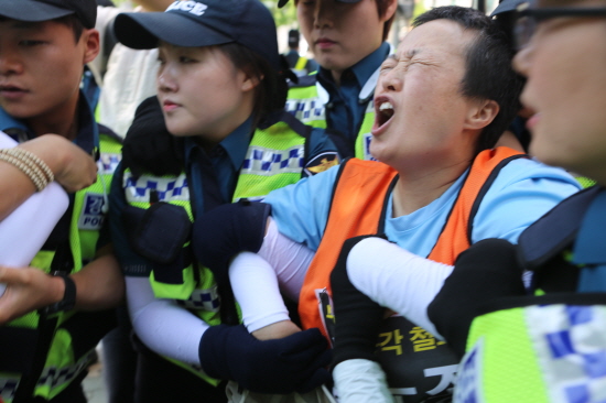 연행되는 교사들 민원서를 제출하려 했으나 경찰에 의해 6명이 연행되는 사태가 발생