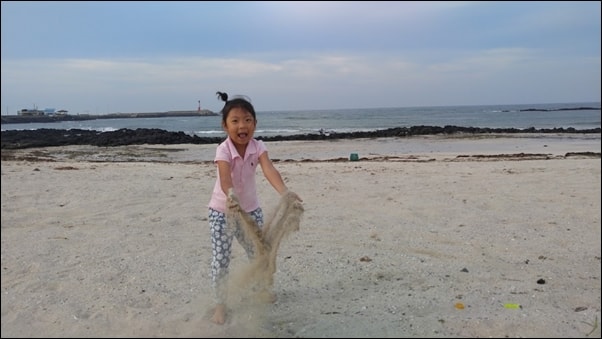 바닷가에서 하는 모래 놀이를 좋아하는 에스더