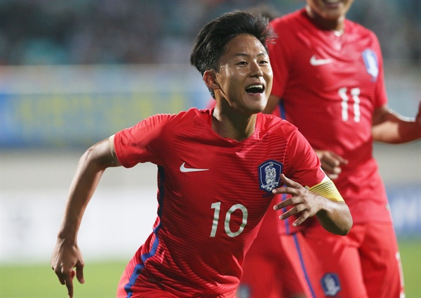  3일 오후 경기도 이천시 부발읍 이천종합운동장에서 열린 U-18 축구국가대표팀 친선경기 대한민국과 잉글랜드의 경기에서 두번째 골을 기록한 이승우가 기뻐하고 있다. 