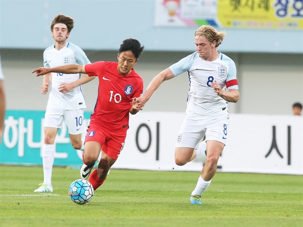 일 오후 경기도 이천시 부발읍 이천종합운동장에서 열린 U-18 축구국가대표팀 친선경기 대한민국과 잉글랜드의 경기에서 이승우가 드리블을 하고 있다.