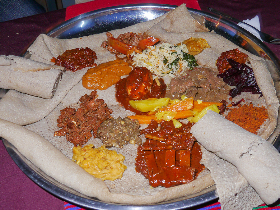  에티오피아 전통 음식 인제라. 곡물인 테프를 반죽해 발효시켜 만든다.