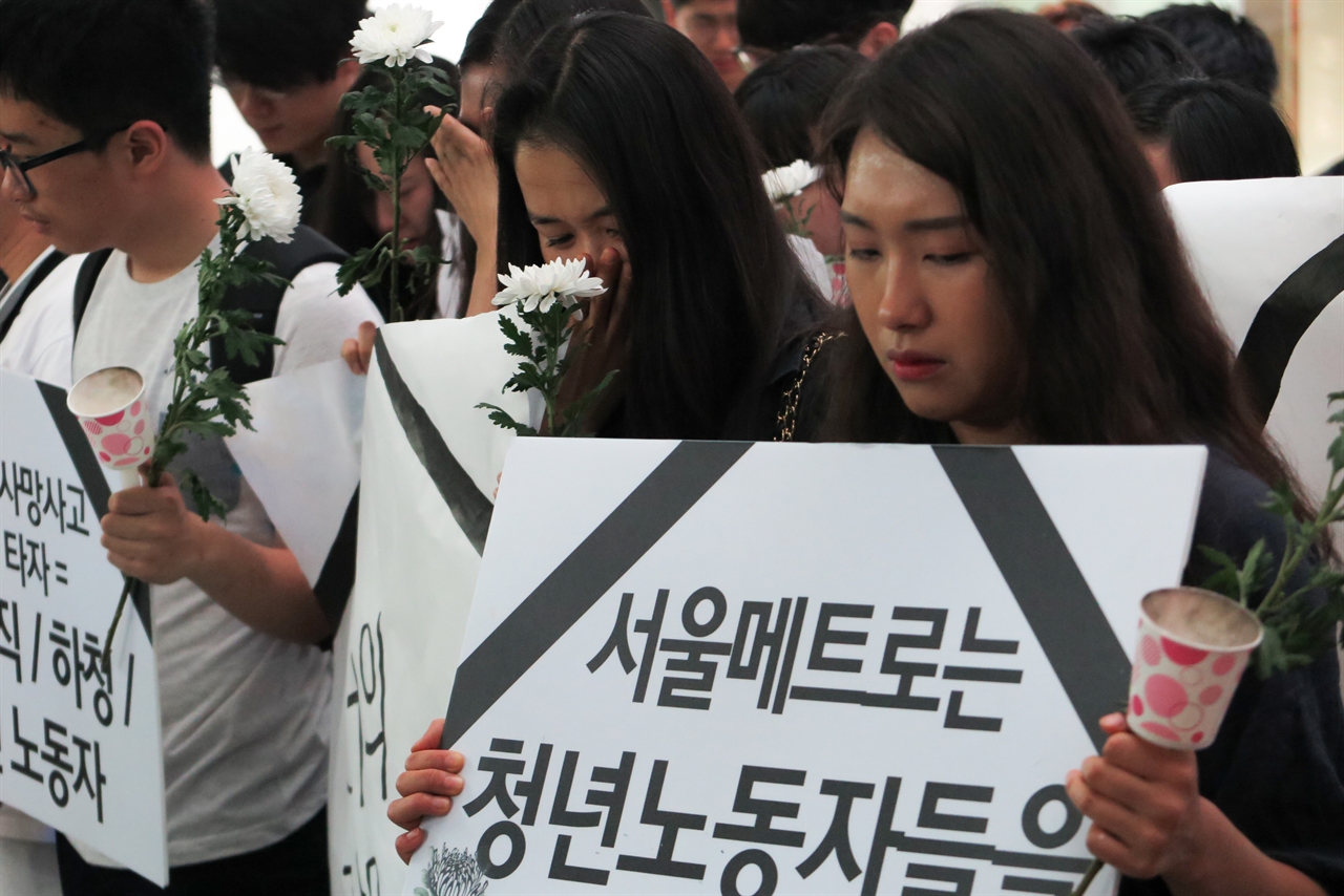 4일 오후 서울지하철 2호선 구의역 스크린도어를 수리하다 목숨을 잃은 용역업체 직원 김아무개씨의 빈소가 있는 건국대병원 장례식장으로 행진해온 조문객들이 김씨 어머니의 얘기를 들으며 눈물을 훔치고 있다. 