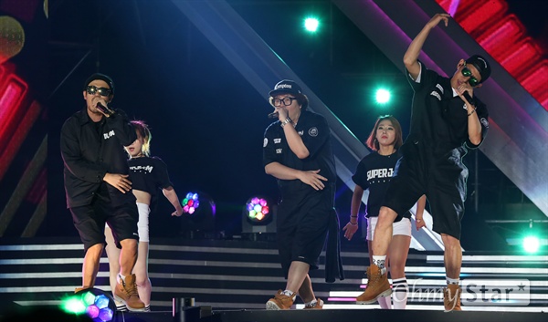 DJ DOC, 오랜만의 흥겨운 무대 그룹 DJ DOC가 4일 오후 서울 상암동 월드컵경기장에서 열린 <2016 드림콘서트>에서 화려한 무대를 선보이고 있다.