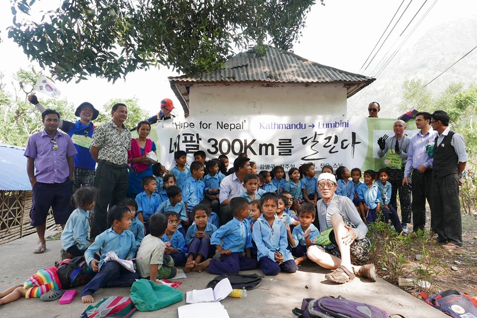 지나다가 네팔 초등학교에 들러 미소가 커다란 아이들과 함께 즐거운 시간을 갖는다.