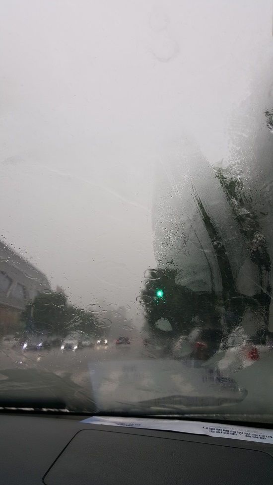 택시를 타고 가는데, 앞이 보이지 않을만큼 폭우가 쏟아졌다.
