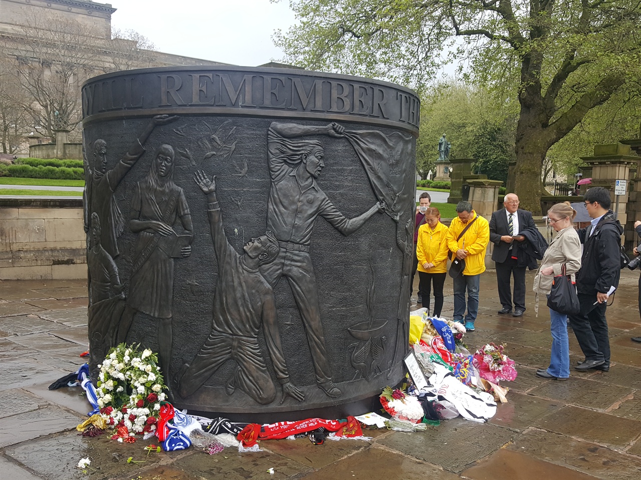 힐스버러 피해자들을 기념하는 추모동상 앞에서 묵념하는 세월호 유가족