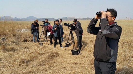 지난 3월 경기도 안산 시화호 인근의 한 섬에서 한국환경기자클럽 회원들과 공동 취재 중인 김기범 기자(맨 왼쪽). 