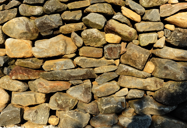 여러 모양의 돌들이 견고하게 잘 쌓여 있다.
