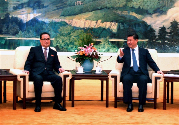 중국을 방문 중인 리수용(왼쪽) 북한 노동당 중앙위원회 부위원장이 지난 1일 베이징 인민대회당에서 시진핑(習近平) 중국 국가주석과 회동했다고 <조선중앙통신>이 2일 보도했다. 