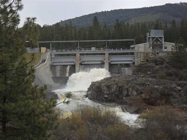 미국 보일댐(JC Boyle Dam)이 수문을 개방했을 때의 모습.