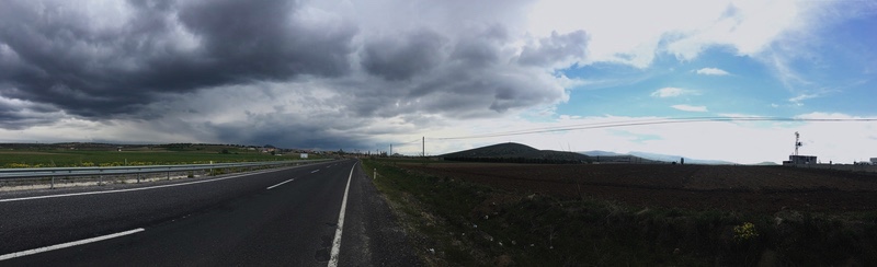  파노라마로 찍은 카파도키아의 하늘. 왼쪽 지역은 먹구름이 모여 비를 뿌리고 있고, 오른쪽 지역은 구름 없이 화창하다.