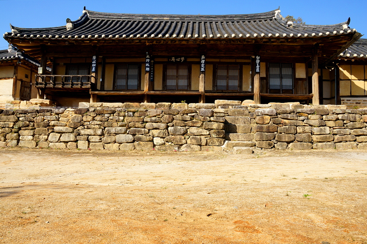 몽심재 사랑채 경사진 곳에 들어선 몽심재, 6단의 기단을 쌓고 그 위에 사랑채를 지었다. 팔각기둥과 누마루에 난간을 돌린 솜씨는 볼만하다. 