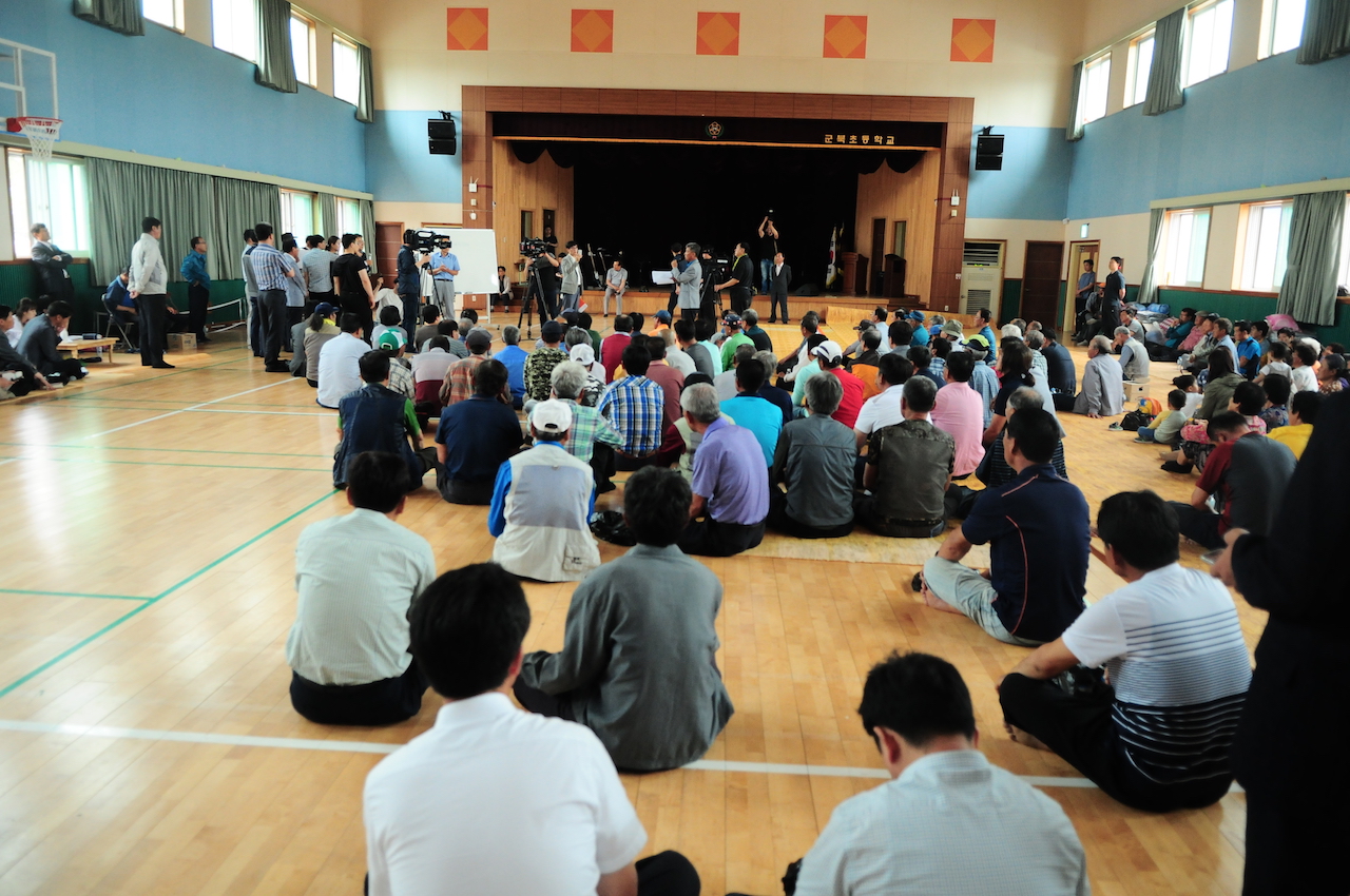 약 150여 명의 주민이 군북초등학교에 모였다. 