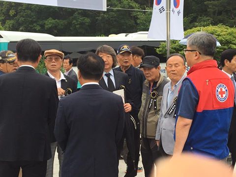  지난 6일 오전 울산대공원 내 현충탑 광장에서 열린 '제 61회 현충일 추념 행사' 때 부산·대구 등 타지에서 온 극우단체 회원들이 난입해 올해 총선에서 울산지역 최다득표율로 당선된 무소속 김종훈(울산 동구)·윤종오(울산 북구) 국회의원을 공격해 논란이 일고 있다. 난입한 회원들 중에는 고 노무현 전 대통령을 모욕해 논란을 빚은 부산대 최우원 교수도 보인다.