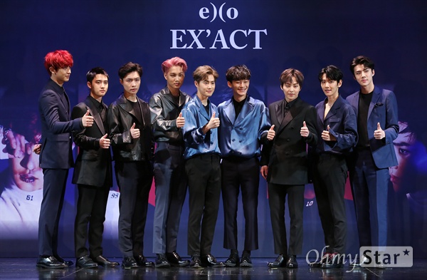 엑소, 정규 3집 EX'ACT 발표! 그룹 엑소(수호, 찬열, 카이, 디오, 백현, 세훈, 시우민, 레이, 첸)가 8일 오전 서울 삼성동 SMTOWN 코엑스 아티움에서 열린 <정규 3집 EX'ACT(이그잭트) 컴백 기자회견>에서 포토타임을 갖고 있다.
작곡가 켄지, 디즈, 런던노이즈와 프로듀싱팀 더 스테레오타입스, 뎀조인츠 등의 뮤지션들이 참여한 엑소의 새 앨범 EX'ACT(이그잭트)에는 타이틀곡 '몬스터'와 함께 일렉트로닉, 팝, 프로그레시브 R&B 장르의 신곡 9곡이 수록되어 있다. 