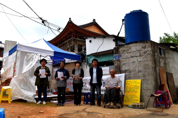  일본군위안부할머니와함께하는통영거제시민모임, 참살기좋은마을만들기, 통영민예총, 통영거제환경운동연합, 통영YMCA는 8일 오전 통영시 도천동 소재 추용호 장인의 생가.공방 앞에서 기자회견을 열었다.