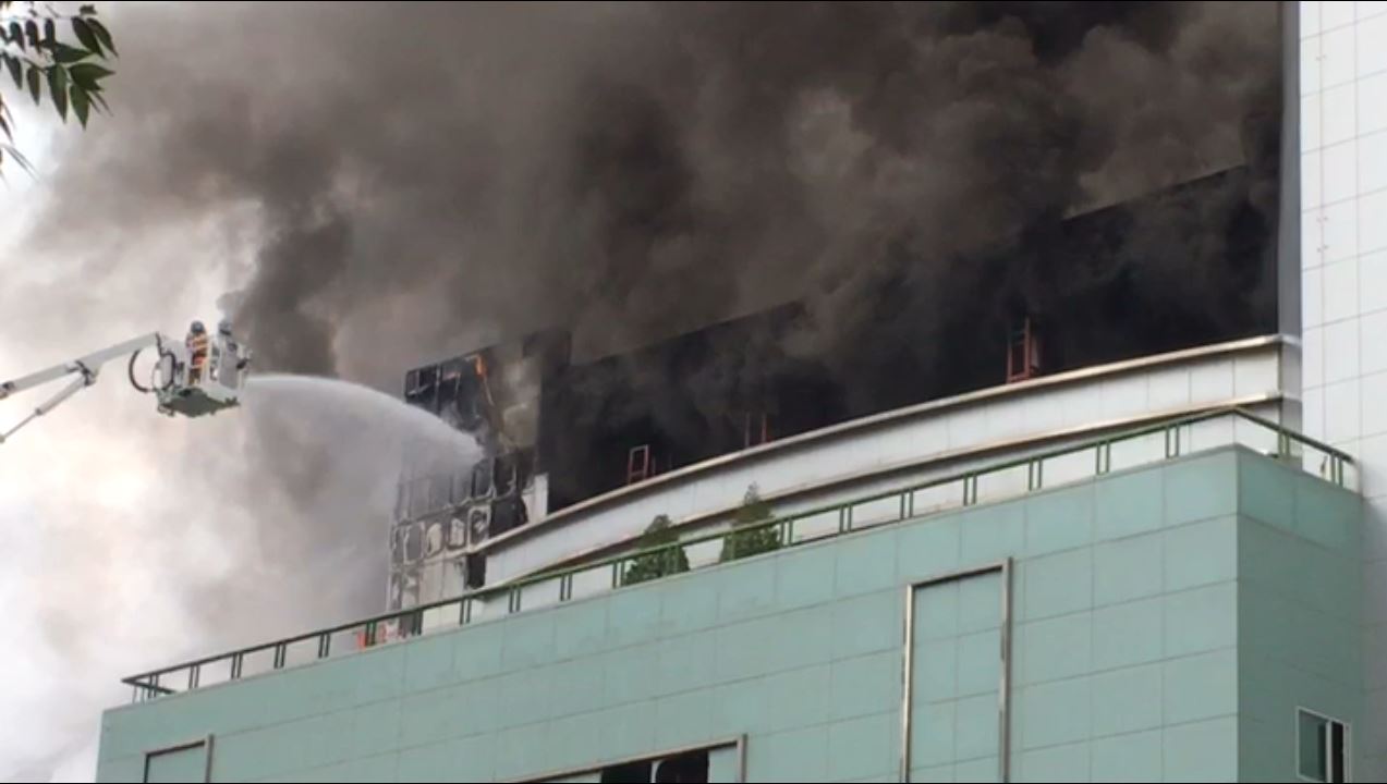 소방타워로 대전 둔산동 일대 빌딩에서 발생한 화재를 진압하고 있다.