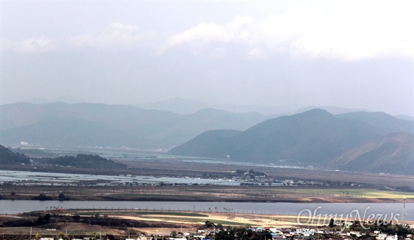  김해 봉화산에서 바라본 밀양 하남평야 전경(사진에서 강 건너).