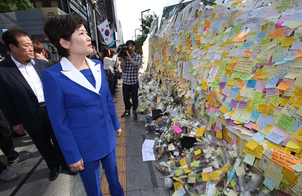 강은희 여성가족부 장관이 20일 오후 서울 강남구 강남역 살인 피해자를 추모하는 '추모의 벽'을 둘러보고 있다. 이날 강 장관은 "여성혐오 범죄로 단정하는 건 부적절하다"고 말했다.  