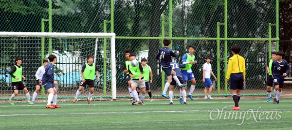  오산 하이리그 꿈의학교가 열린 오산 정보고등학교. 아이들이 축구에 열중하는 모습