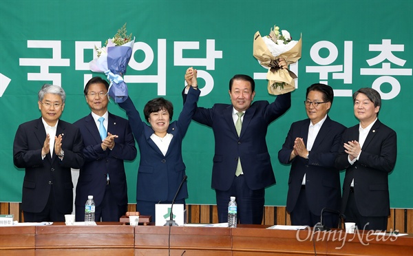 9일 오전 제20대 국회 전반기 국회부의장 후보로 선출된 박주선 의원이 후보로 경쟁했던 조배숙 의원과 함께 꽃다발을 들고 축하를 받고 있다.