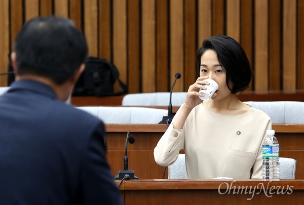 물 마시는 김수민 의원 중앙선관위가 국민의당 김수민 의원을 지난 20대 총선에서 선거 홍보업체 2곳의 대표로부터 총 2억3820만 원의 불법정치자금을 수수한 혐의(정치자금법 위반)로 검찰에 고발한 가운데, 지난 9일 오전 국회에서 열린 의원총회에 참석해 물을 마시고 있다.